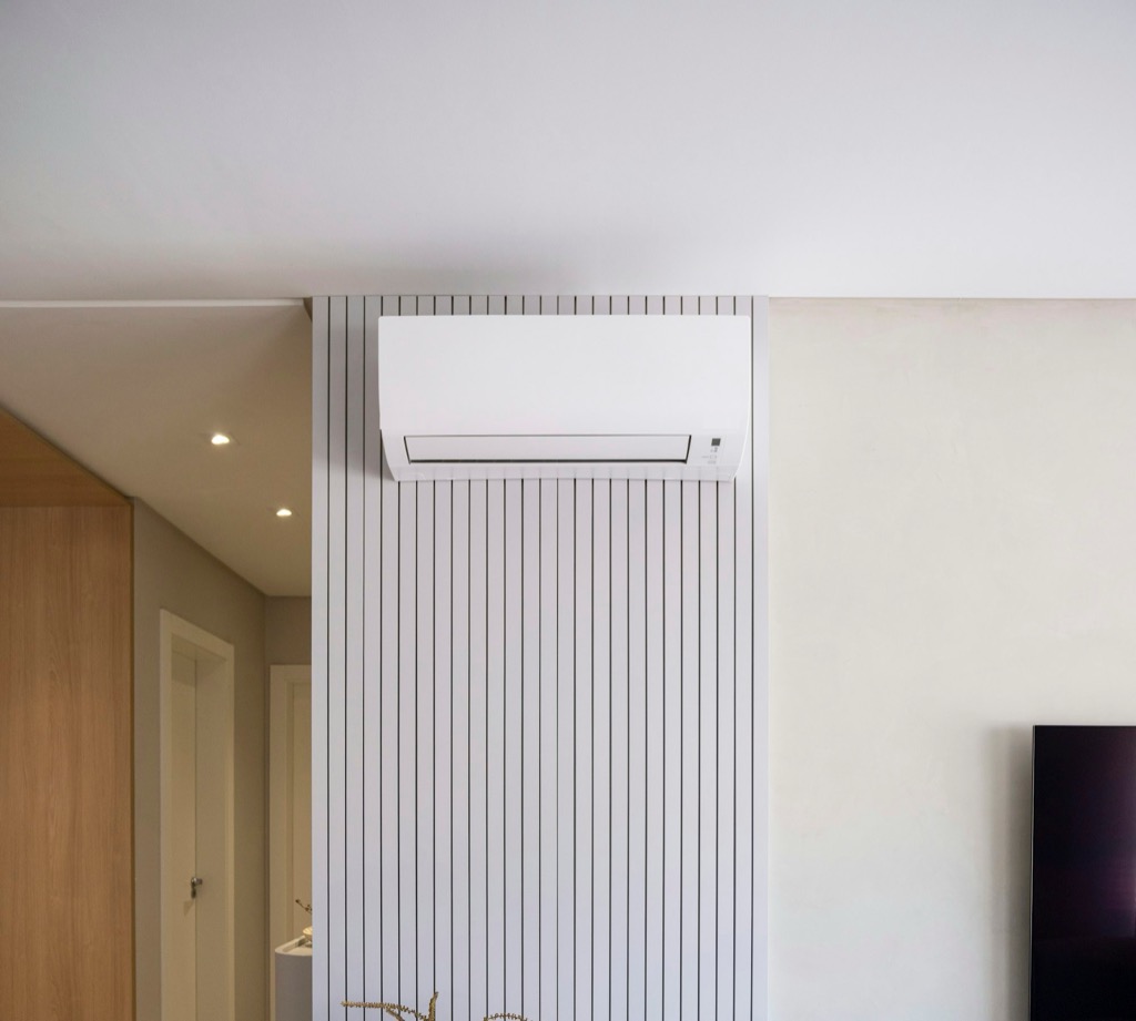 Sfeerbeeld (Unsplash): strak geplaatste airco-binnenunit in een lichte woonkamer